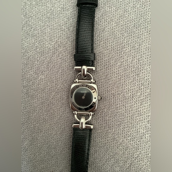 Beautiful GUCCI ladies watch 🌹🌹🌹 - Picture 3 of 12